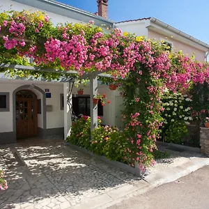 https://room-ivica.primorje-gorskikotar.com